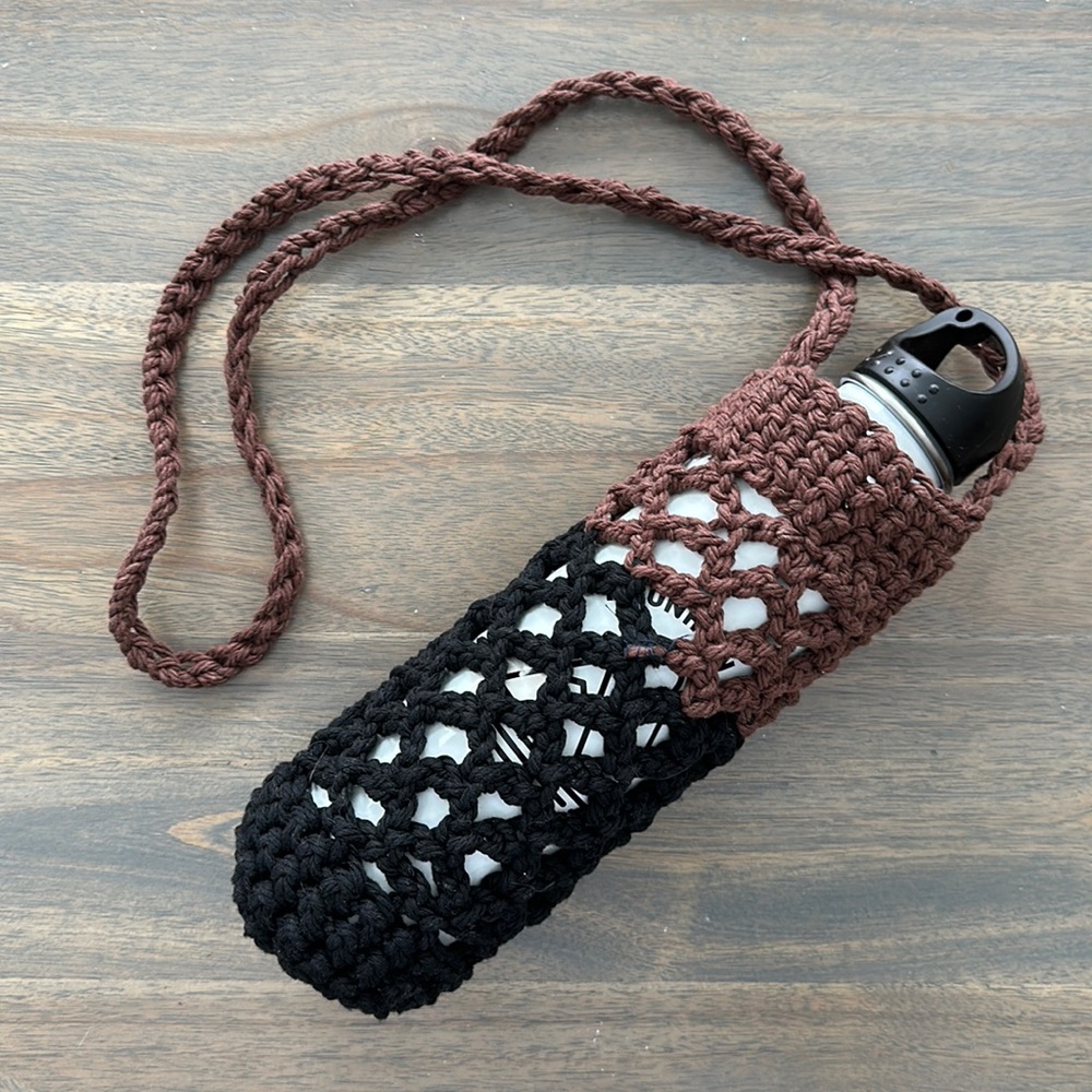UNISEX Beautiful crochet hand-made shoulder bottle carrier. 100 % cotton.